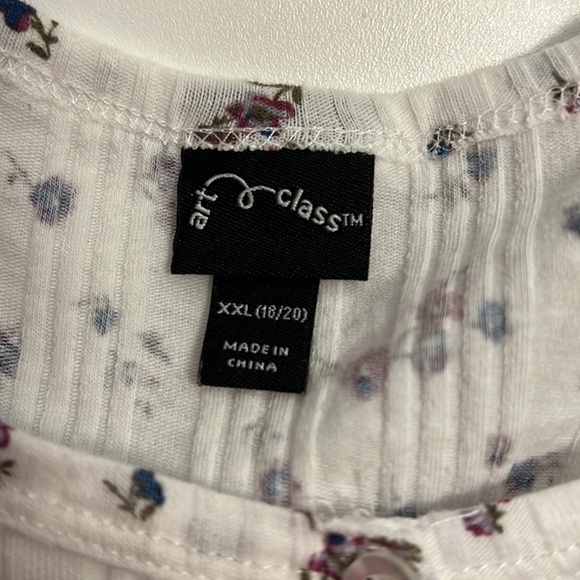 Kids t-shirt. Size 18/20. Small spot at bottom. Selling super cheap. - Picture 2 of 3